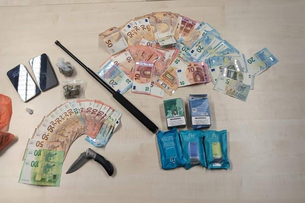 Polizei Köln stellt bei Einsatz in Kalk Drogen und Waffen sicher
