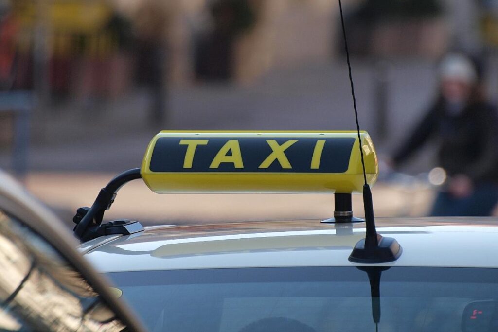 Polizei in Rostock sucht nach zehn Tatverdächtigen nach Angriff auf Taxi