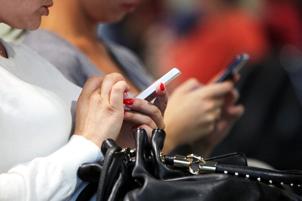 Prien kritisiert Smartphone-Nutzung von Eltern