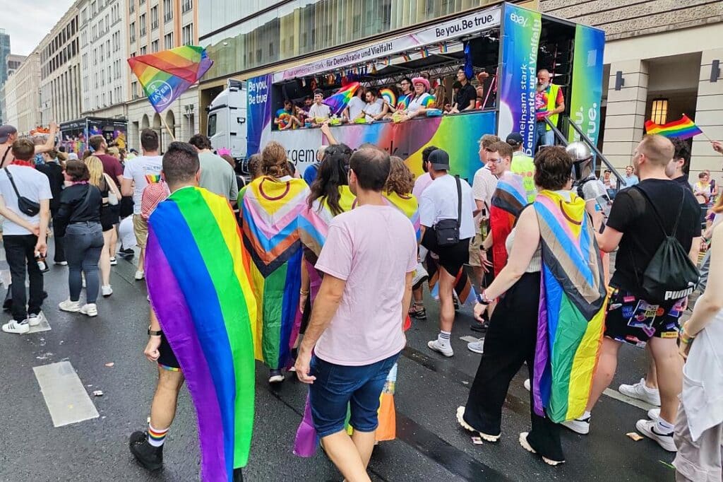 Prien unterstützt Teilnahme ihrer Mitarbeiter beim CSD