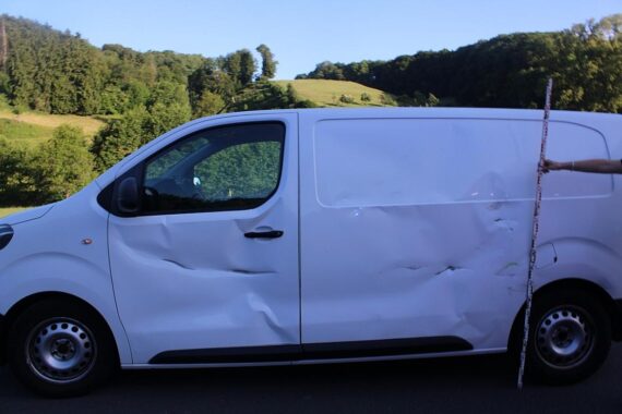 Unfall an Kreuzung: Quad mit Toyota-Van kollidiert, 19-Jähriger verursacht Vorfahrtmissachtung.