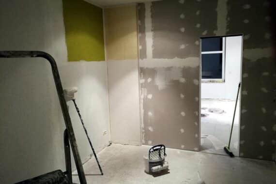 Umbau eines Reihenmittelhauses aus den 1920er Jahren, symbolisierend moderne Sanierungslösungen.