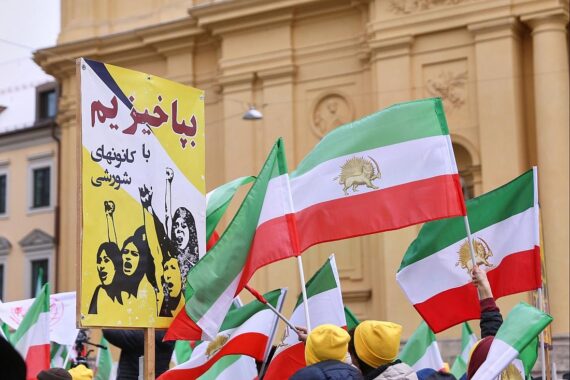 Ein Protest gegen das iranische Regime mit Demonstranten und auffälligen Plakaten.