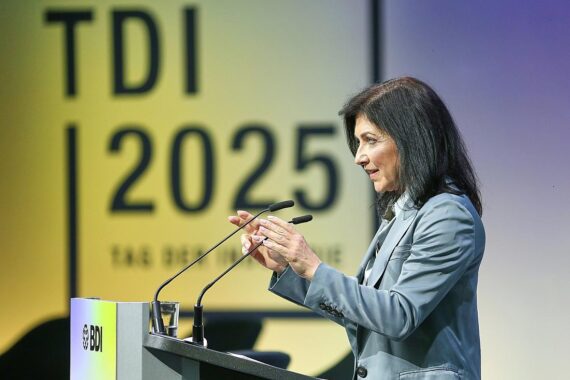 Bundeswirtschaftsministerin Katherina Reiche betont Deutschlands Klimaziel 2045 auf "Tag der Industrie".