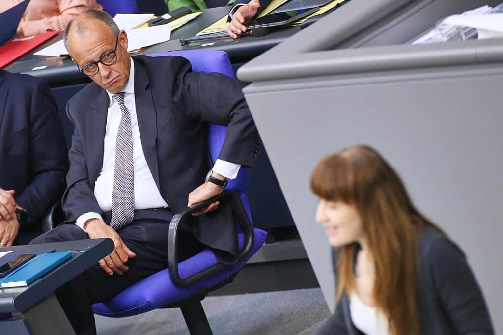Reichinnek wirft Union "Scheitern an Demokratie" vor