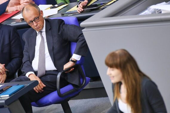 Friedrich Merz und Heidi Reichinnek diskutieren über Demokratie und politische Zusammenarbeit in Berlin.