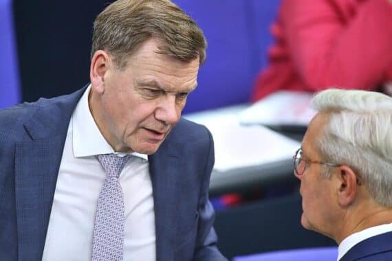 Norbert Röttgen diskutiert Nahostpolitik und geopolitische Herausforderungen in Berlin mit Johann Wadephul.