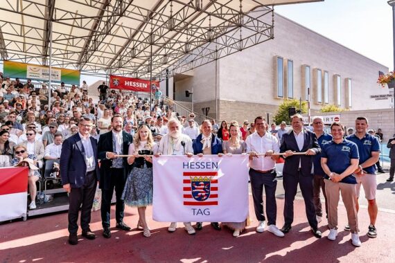 Festumzug beim Hessentag in Bad Vilbel mit bunten Kostümen und fröhlichen Besuchern.