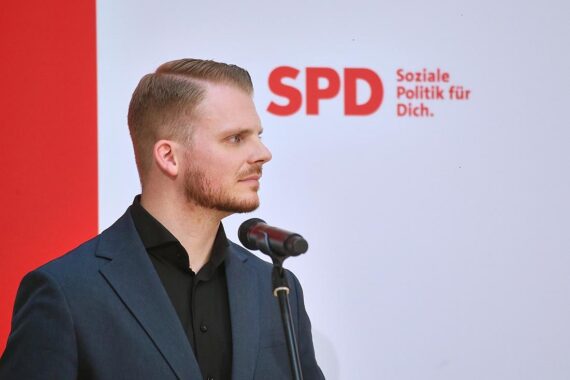 Tim Klüssendorf diskutiert höhere Krankenkassenbeiträge für Gutverdiener und Facharbeiter in Berlin.