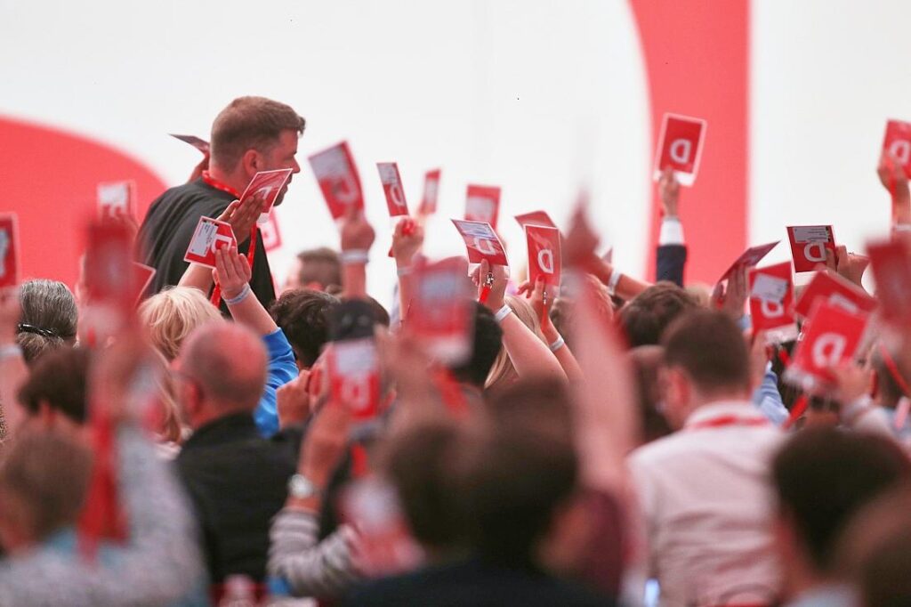 SPD-Parteitag stimmt für Vorbereitung eines AfD-Verbotsverfahrens
