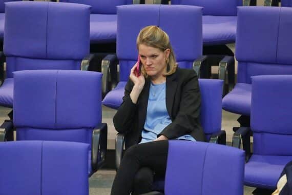 Politiker*innen diskutieren über AfD-Verbotsverfahren, symbolisieren Demokratie- und Rechtsstaatserhalt.