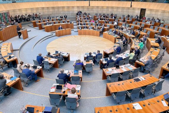 NRW-Landtagssitzung mit SPD-Kritik an Ministerpräsident Wüst wegen Thyssenkrupp-Krise.