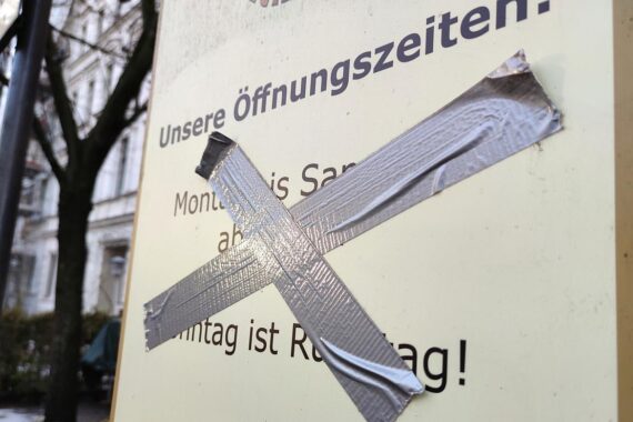 Geschlossenes Restaurant symbolisiert wirtschaftliche Schwierigkeiten während Corona und staatliche Unterstützung zur Entlastung.