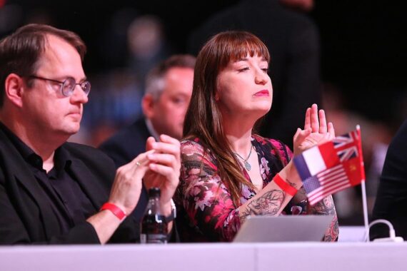 Sören Pellmann und Heidi Reichinnek feiern ihre Wahl zur Vorsitzenden der Bundestagsfraktion.