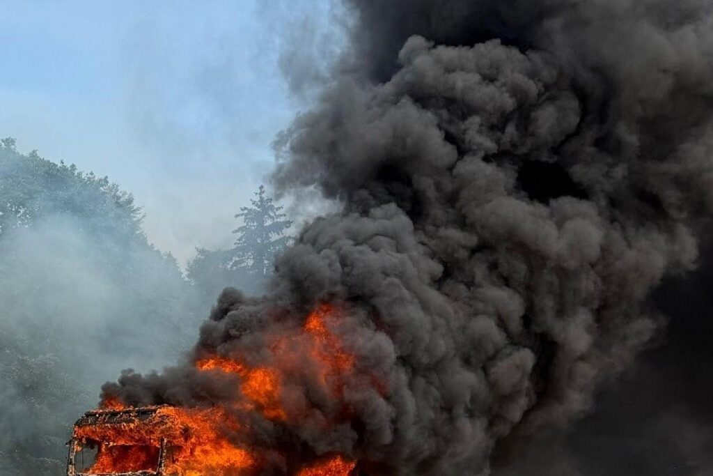 Sattelzug brennt auf A7 bei Bad Fallingbostel