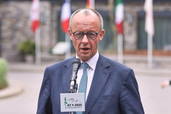 Friedrich Merz gibt umstrittene Äußerungen zur Israel-Politik ab, Opposition reagiert heftig.