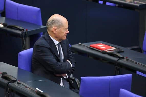 Olaf Scholz im Fokus: Kritik an finanzieller Ausstattung für Altkanzler, Opposition empört.