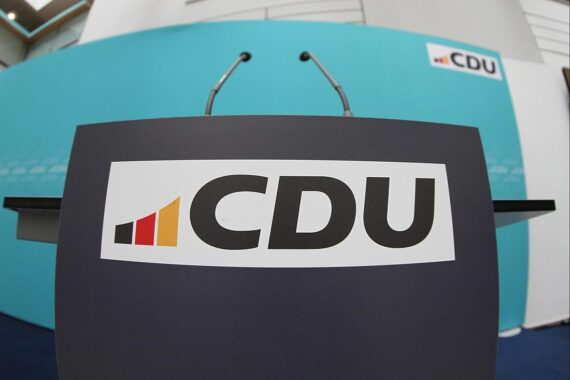 CDU-Logo vor politischem Hintergrund: Sicherheit, Außenpolitik, Russland-Kritik, SPD-Positionen.