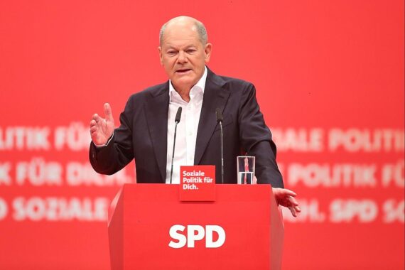 Olaf Scholz spricht auf SPD-Parteitag, reflektiert über Ampel-Koalition, Herausforderungen und Zukunftsperspektiven.