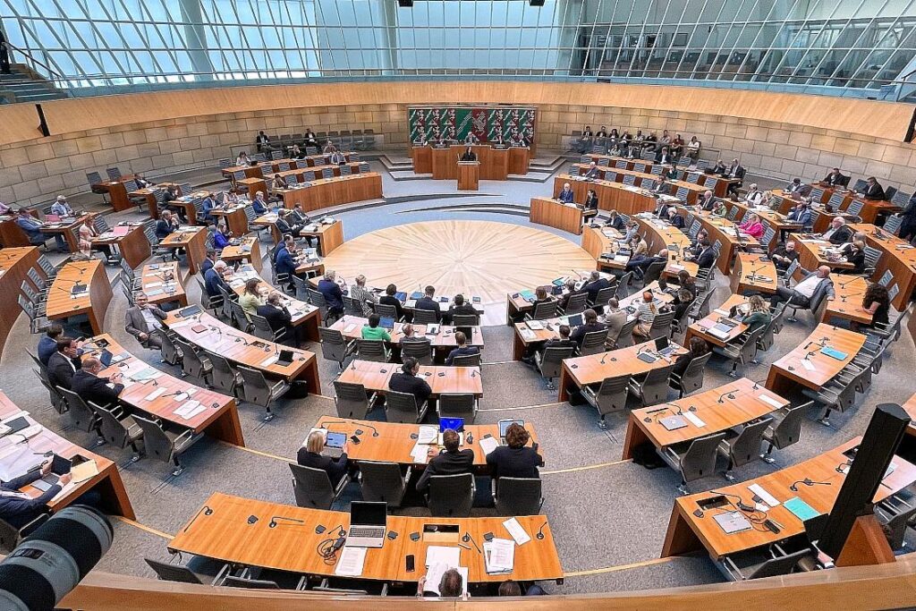 Schüler übernehmen NRW-Landtag für zwei Tage