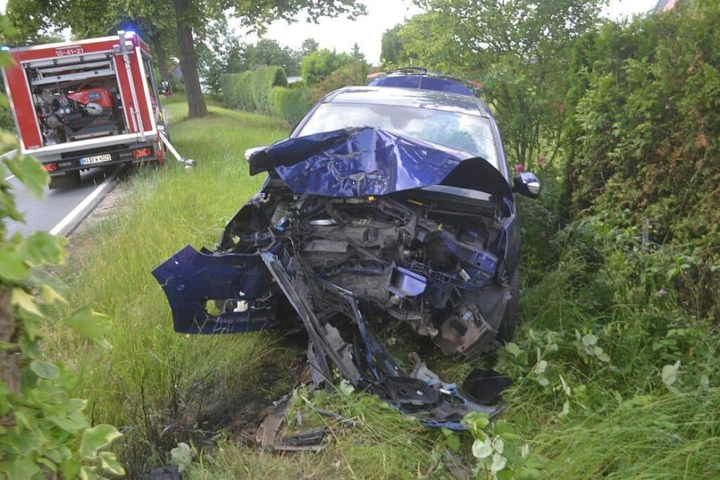 Schwerer Baumunfall auf Bundesstraße 6 bei Wendhausen