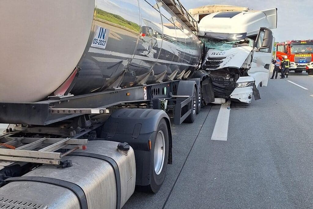 Schwerer LKW-Unfall auf A1 bei Elsdorf und Bockel