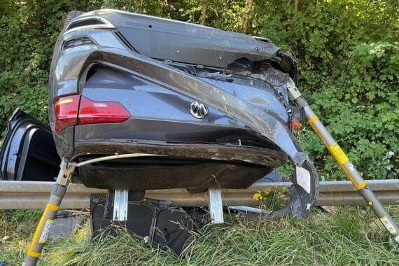 Einsatzkräfte befreien Fahrerin aus umgekipptem Cabriolet nach schwerem Unfall auf B236.