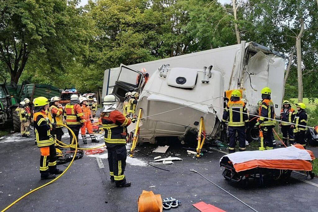 Schwerer Unfall zwischen Lkw und Traktorgespann bei Rotenburg