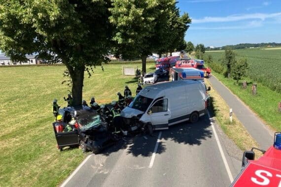 Ein schwerer Verkehrsunfall mit zwei beschädigten Fahrzeugen und Rettungseinsatz.