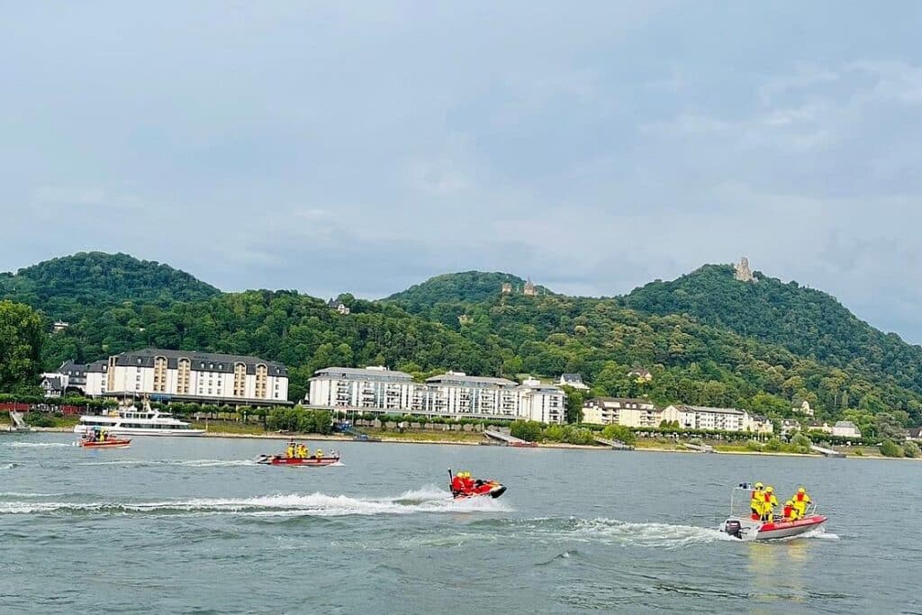 Schwimmer im Rhein bei Bonn lösen Großeinsatz aus