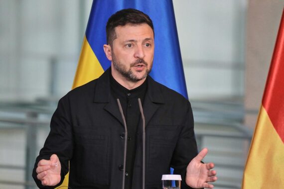 Wolodymyr Selenskyj warnt vor Kürzungen der US-Hilfen für die Ukraine und deren Sicherheitsrisiken.