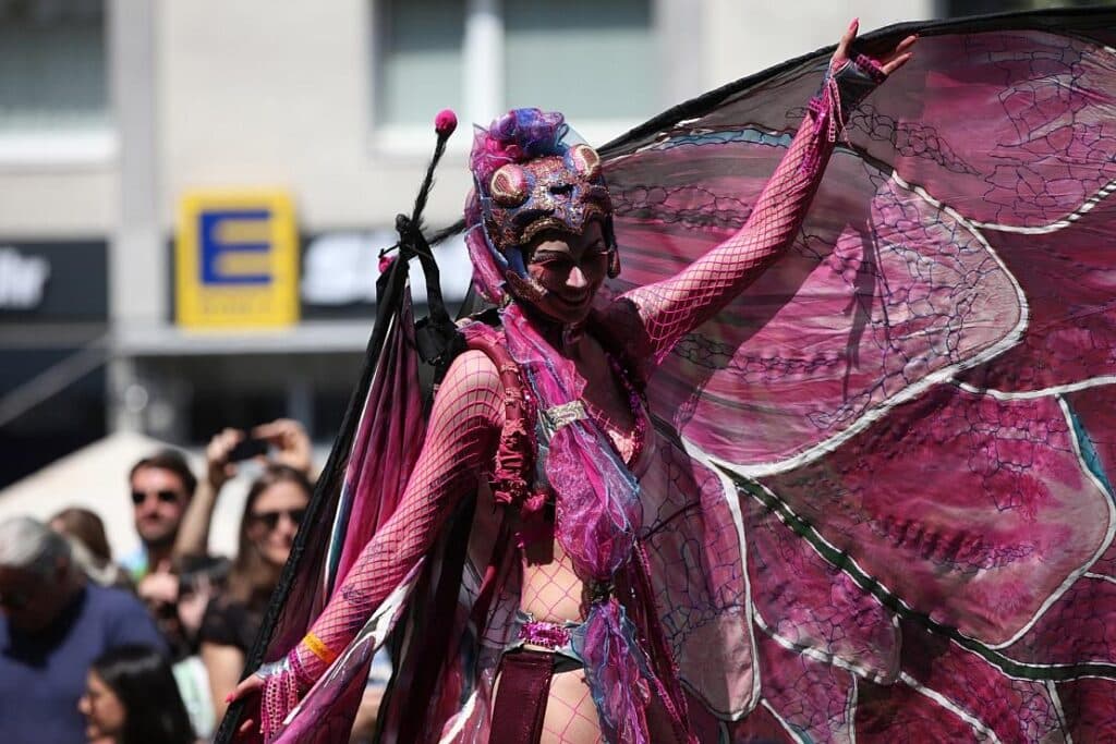 Senatorin Kiziltepe würdigt Karneval der Kulturen als Zeichen für Vielfalt