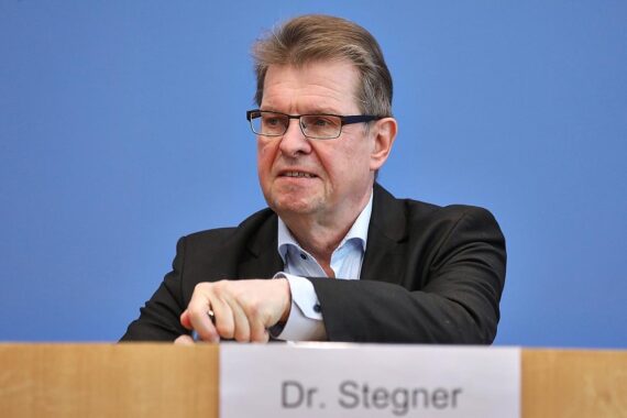 Ralf Stegner kritisiert US-Angriffe auf Iran und warnt vor Eskalation im Nahen Osten.