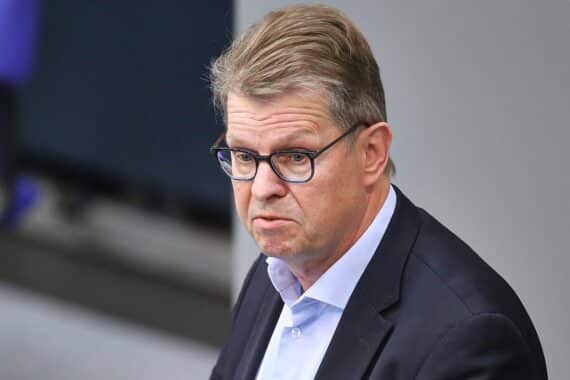 Ralf Stegner diskutiert geopolitische Spannungen zwischen Großmächten und die Gefahr militärischer Konflikte.