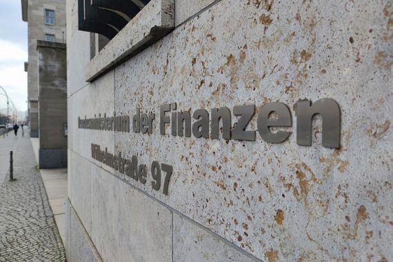 Finanzministerium in Berlin, zeigt Gebäudefassade und unterstreicht Haushaltsanalyse für Wirtschaftswachstum.