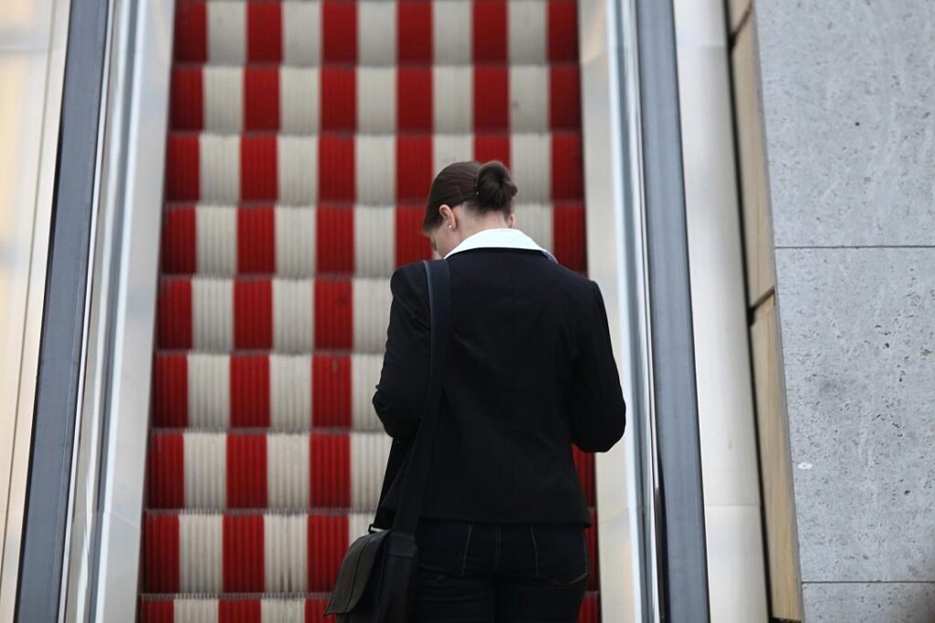 Studie belegt strukturelle Hürden für Frauen in der Wissenschaft