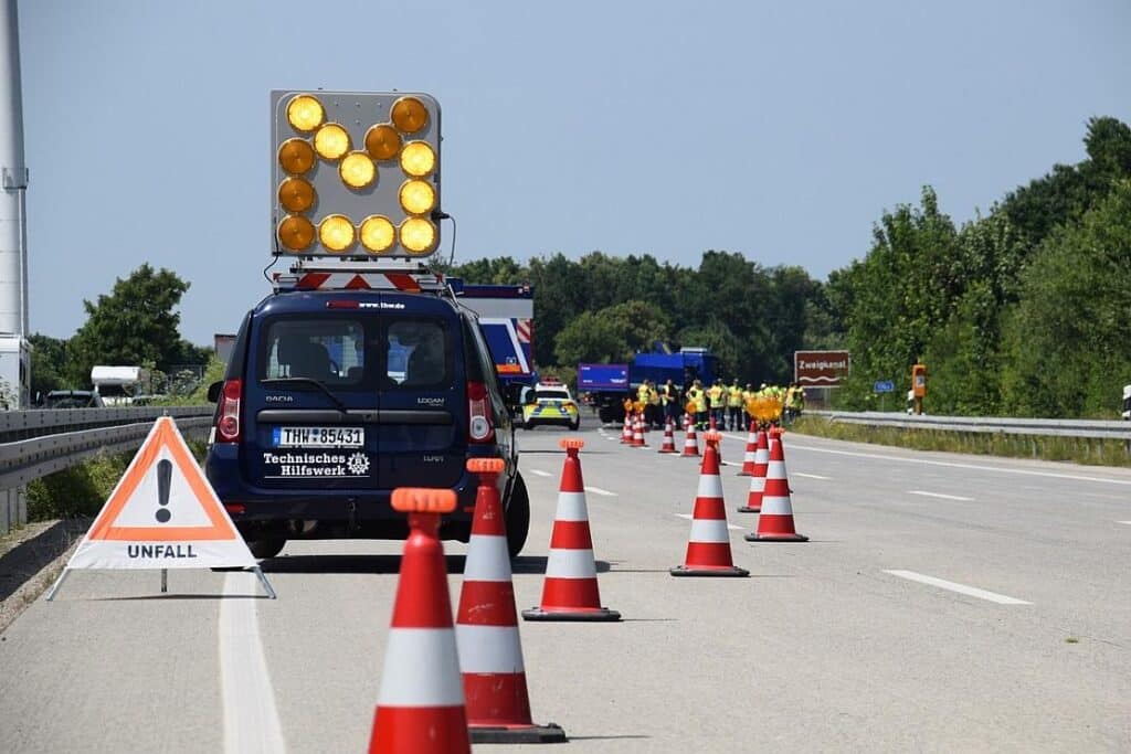 THW und Polizei üben gemeinsam auf A7 bei Hildesheim