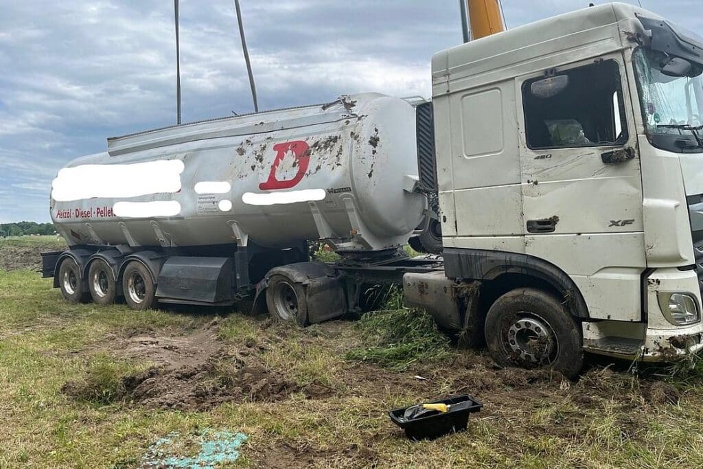 Tanklastzug-Unfall bei Warthausen verursacht hohen Sachschaden