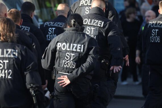 Polizisten bei einer Einsatzaktion zur Bekämpfung islamistischer Bedrohungen in Deutschland.