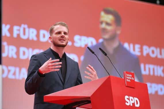 Tim Klüssendorf, neuer SPD-Generalsekretär, während seiner Wahlrede auf dem Parteitag in Berlin.
