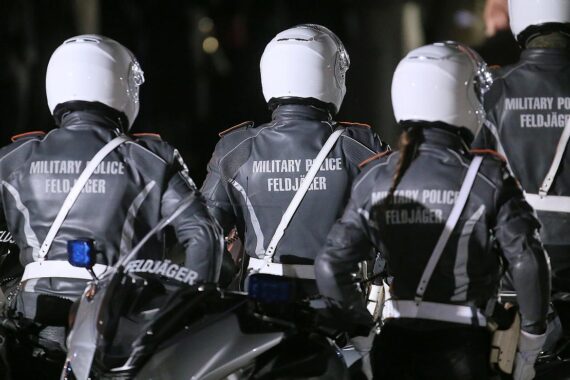 Unfallstelle mit einem verunglückten PKW und Einsatzkräften an der Bundesstraße 253.