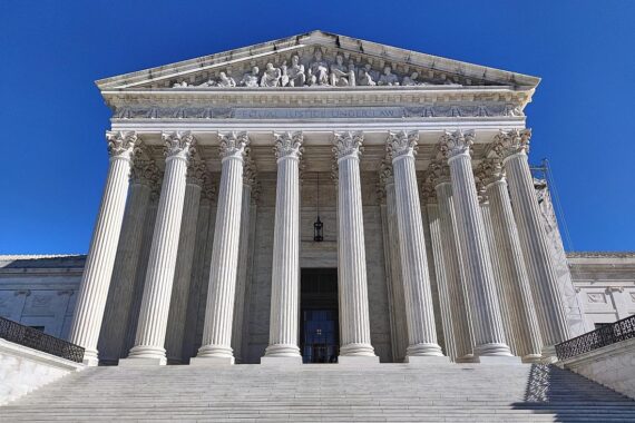 Oberster Gerichtshof in Washington: Entscheidung zu Präsidentenbefugnissen und Staatsbürgerschaftsrecht.