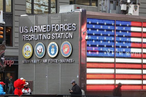 Rekrutierungsstation der US-Streitkräfte mit Fokus auf militärische Tradition und Protest gegen Missbrauch.