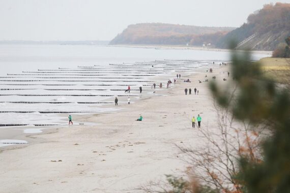 Strand mit klarem Wasser, Symbol für hochwertige Badegewässer und EU-Qualitätsstandards.