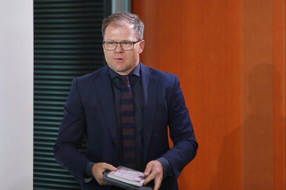 Carsten Schneider spricht auf der UN-Ozeankonferenz in Nizza über Meeresschutz und internationale Kooperation.