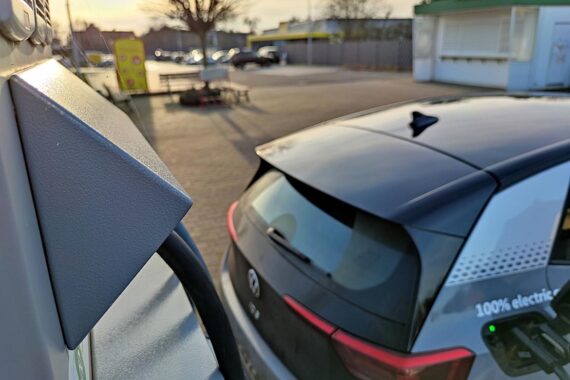 E-Auto-Ladestation als Symbol für steigende Investitionen in Umweltschutz und Elektromobilität.