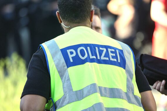 Ein beschädigter Renault mit abgerissenem Spiegel an einer Straße, Polizei sucht Zeugen.