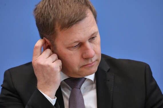 Thomas Erndl diskutiert US-Angriff auf Iran, betont Sicherheit und Verteidigungsfähigkeit der NATO.