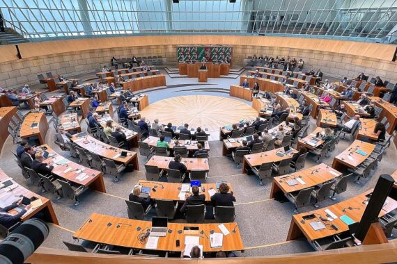 Sitzung im NRW-Landtag, Zeugenbefragungen zum Thema Kindesmissbrauch und behördliche Zusammenarbeit.