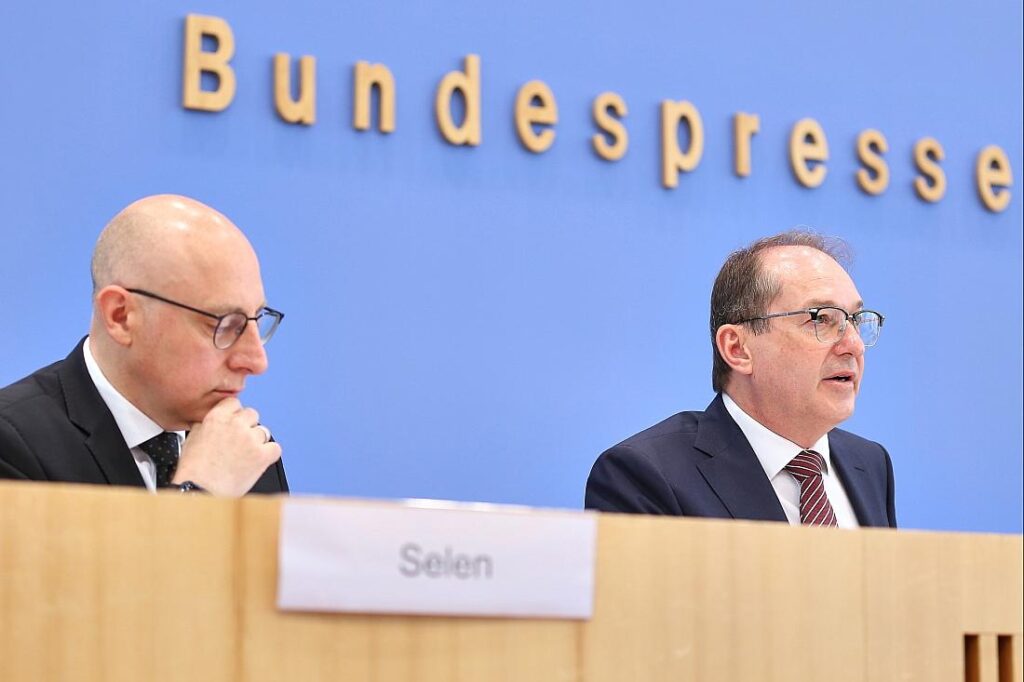 Verfassungsschutzbericht: Mehr Bedrohungen von Rechts und Links